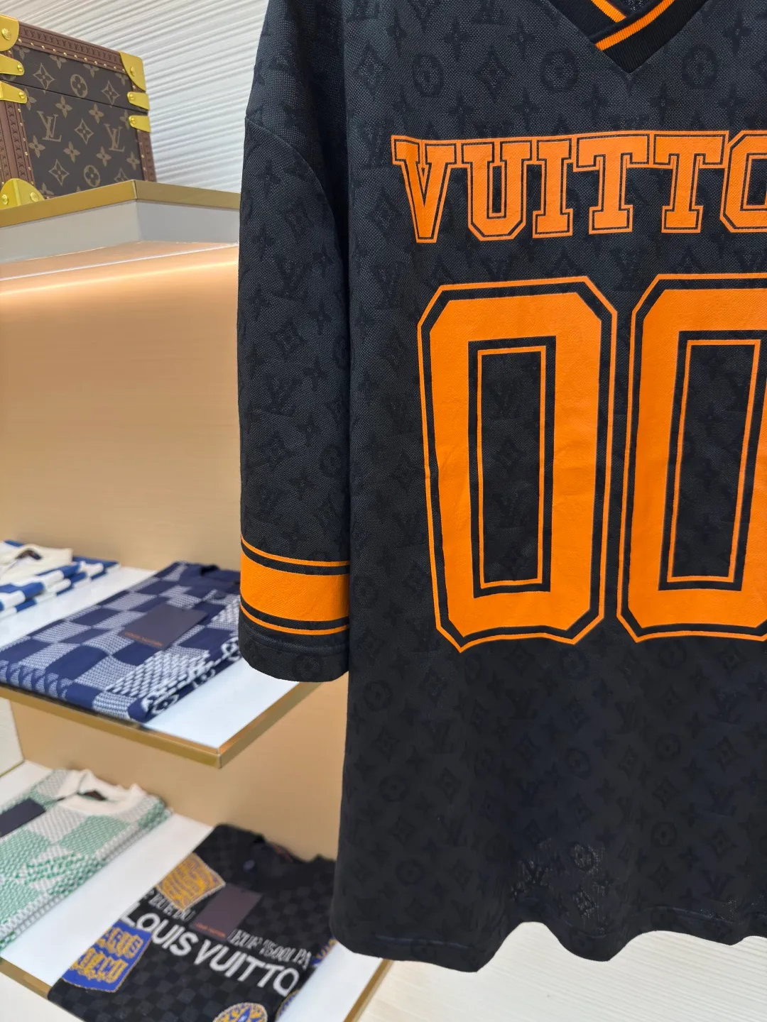 LOUIS VUITTON presbyopic mid-sleeve ●Authentic product: purchased and developed at 7850 ●Item number: 1680185-A20 ●Fabric: double-ply ring-spun pure cotton yarn fabric ●Technology: made on positioning cutting machine ●Version: fitted version ●Weight: about 375 grams ●Size: XS-S-M-L ●Description: The fabric is made of 150D/48F polyester special-shaped optical long fiber yarn + 40-count double-strand ring-spun pure cotton. A 24-needle cylindrical jacquard loom imported from Italy is used to weave the embryonic fabric. The embryonic cloth is washed in a vat and shaped into finished fabric. It is made of Infrared cutting machine is used for typesetting, and the positioning flower letter logo is cut by hand. The front and back panels are screen printed with a positioning elliptical machine, and an 80-mesh mechanical screen is used to open the screen. The thermosetting oil material is mixed with a matte paint surface, and it is matched with 26s cotton yarn-dyed ribbing. The overall wiring is straight and delicate, the fabric is comfortable and soft, and the color is consistent without color difference. It can be matched with the same style to create a fashionable look and control various occasions. Customized accessories, complete with three standards, same style for men and women!